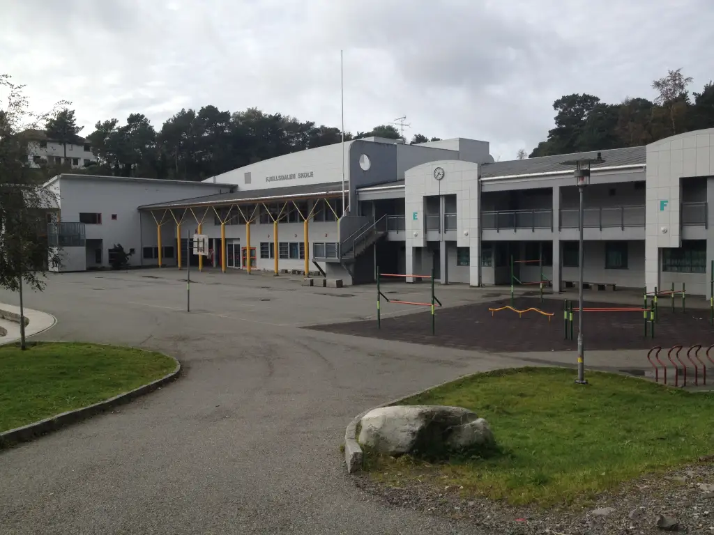 Fjellsdalen skole på Bønes i Bergen med skolebygning og uteområde