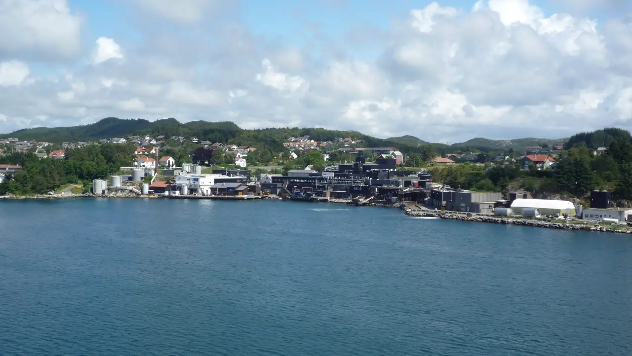 FMC Biopolymer på Vormedal med industriområdet som strekker seg langs sjøen.