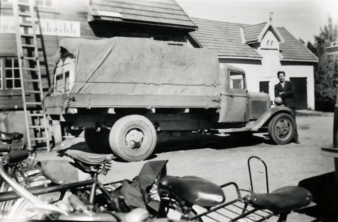 Askim – Norilds første lastebil parkert utenfor fabrikken på Høyendahl.