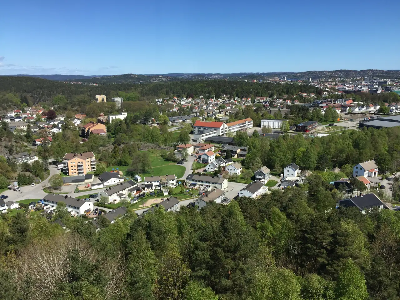 Grim sett fra høyden med boliger og grøntområder vest i Kristiansand.