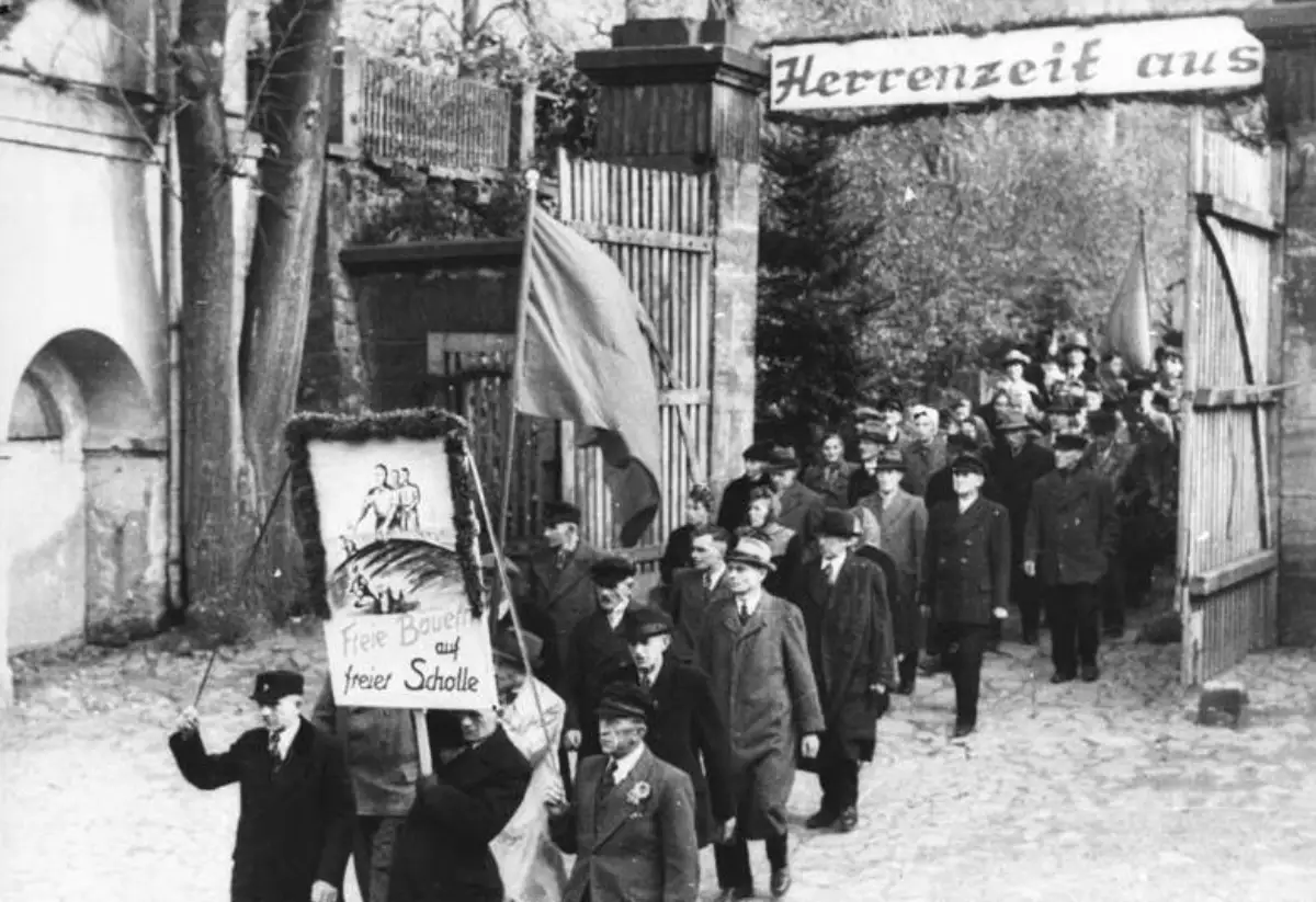 Bønder og arbeidere går i tog under jordreformen i sovjetisk sone i Tyskland etter krigen.