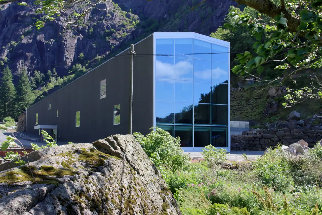 Jøssingfjord Vitenmuseum med store glassflater omgitt av bratte fjellsider i Sokndal.
