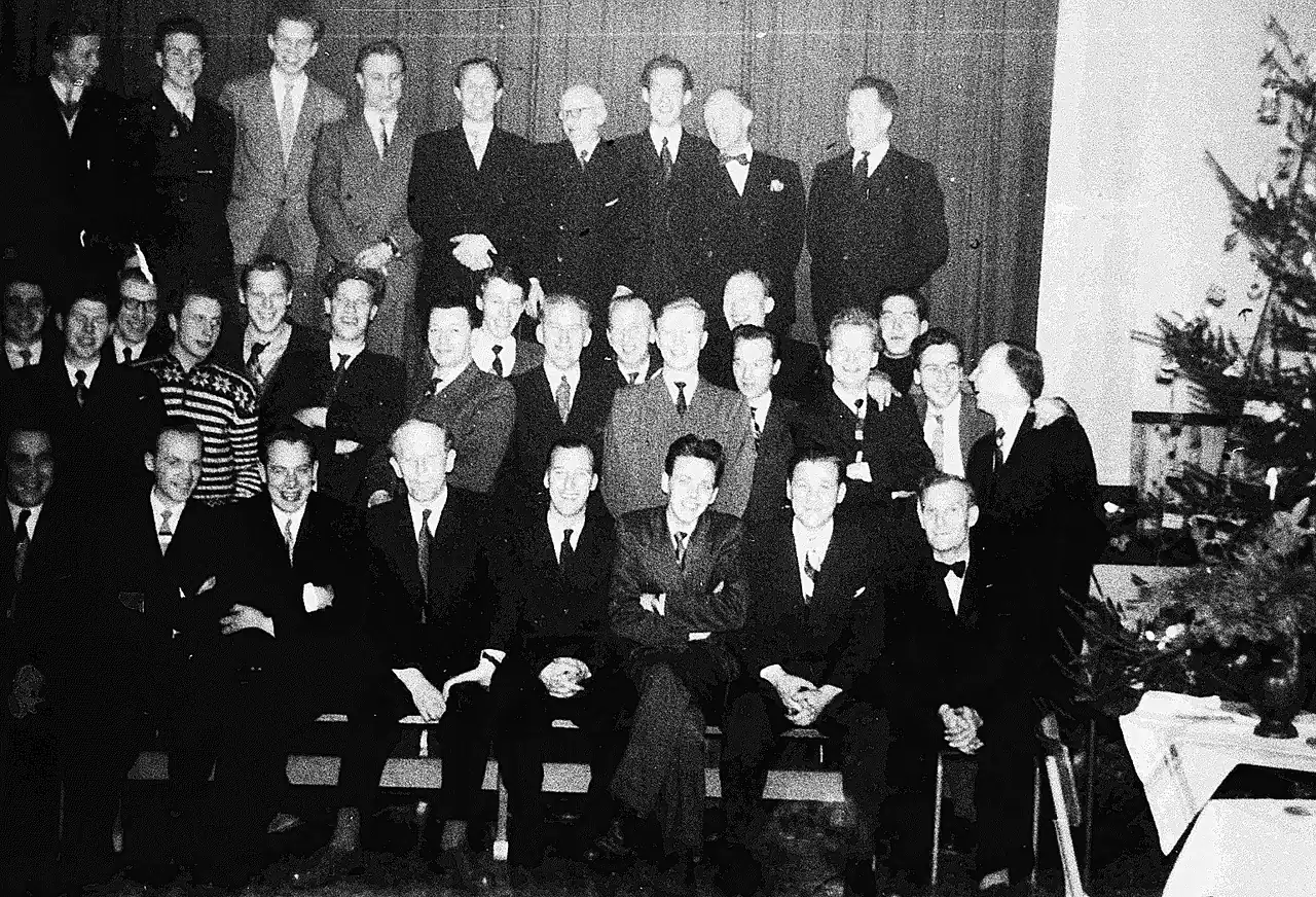 Julebord i Parklokalet i Askim med ansatte fra Norild rundt 1953–1955