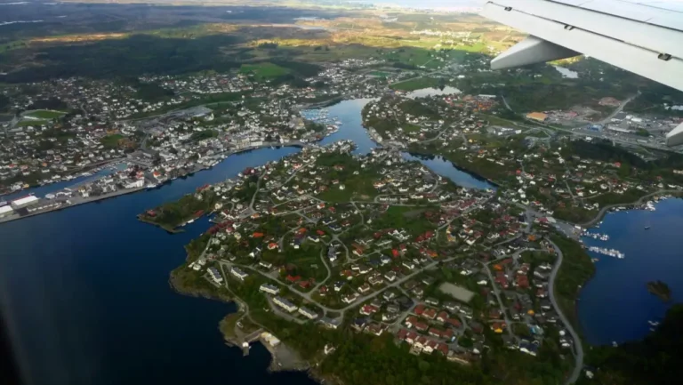 Kopervik på Karmøy sett fra flyvindu i 2010.