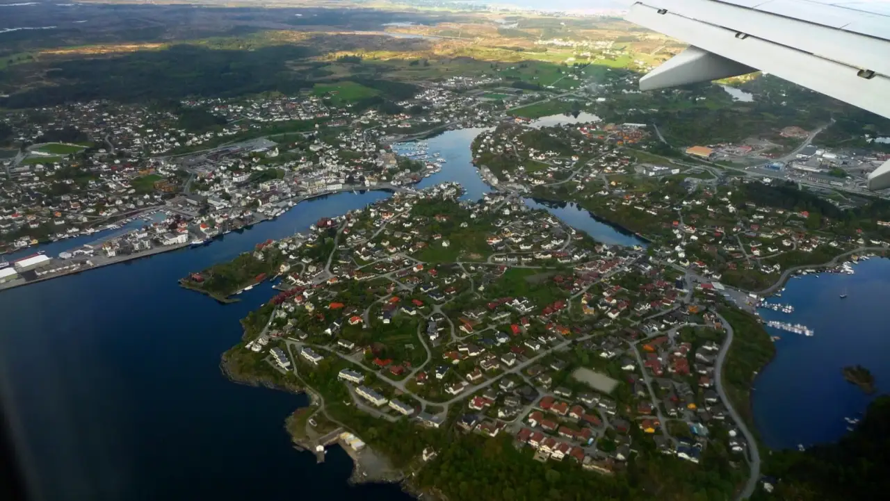 Kopervik på Karmøy sett fra flyvindu i 2010.