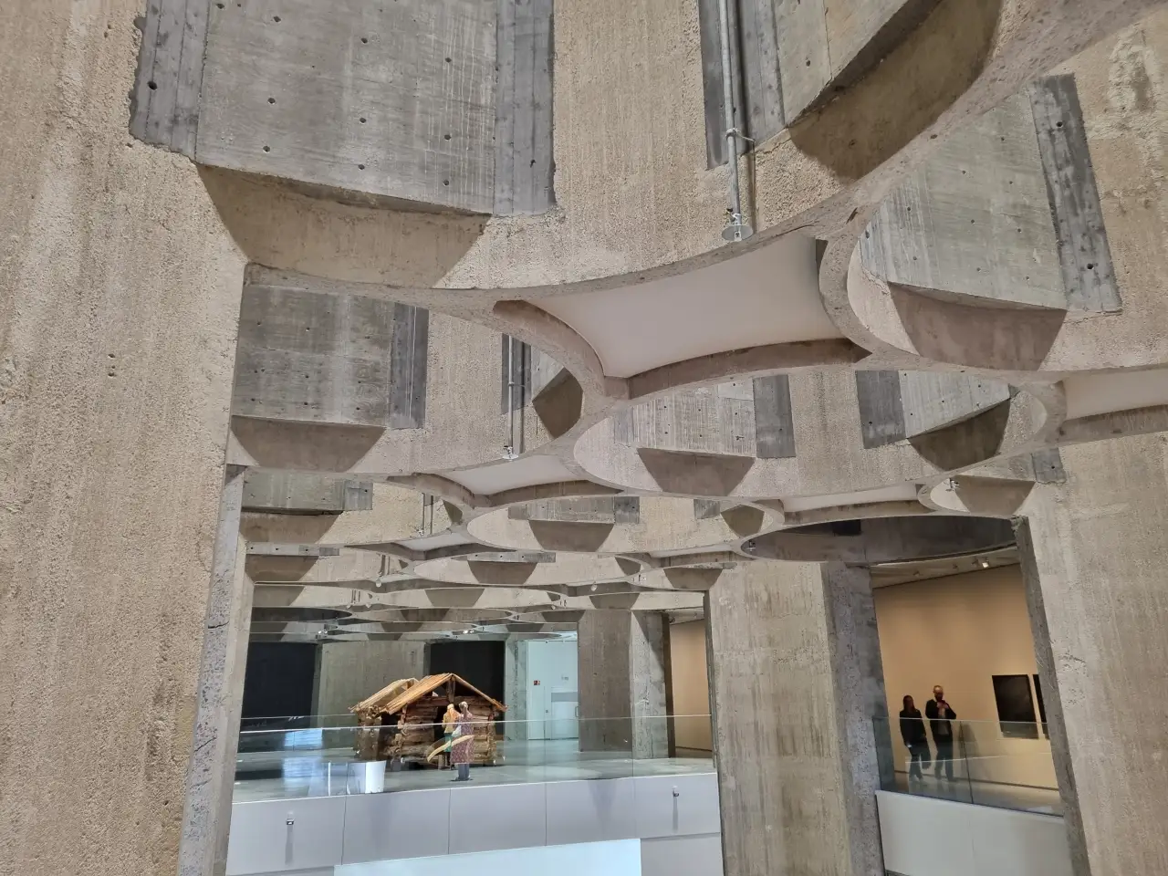 Kunstsilo i Kristiansand med åpne betongsiloer som skaper et stort rom og tydelige geometriske former.