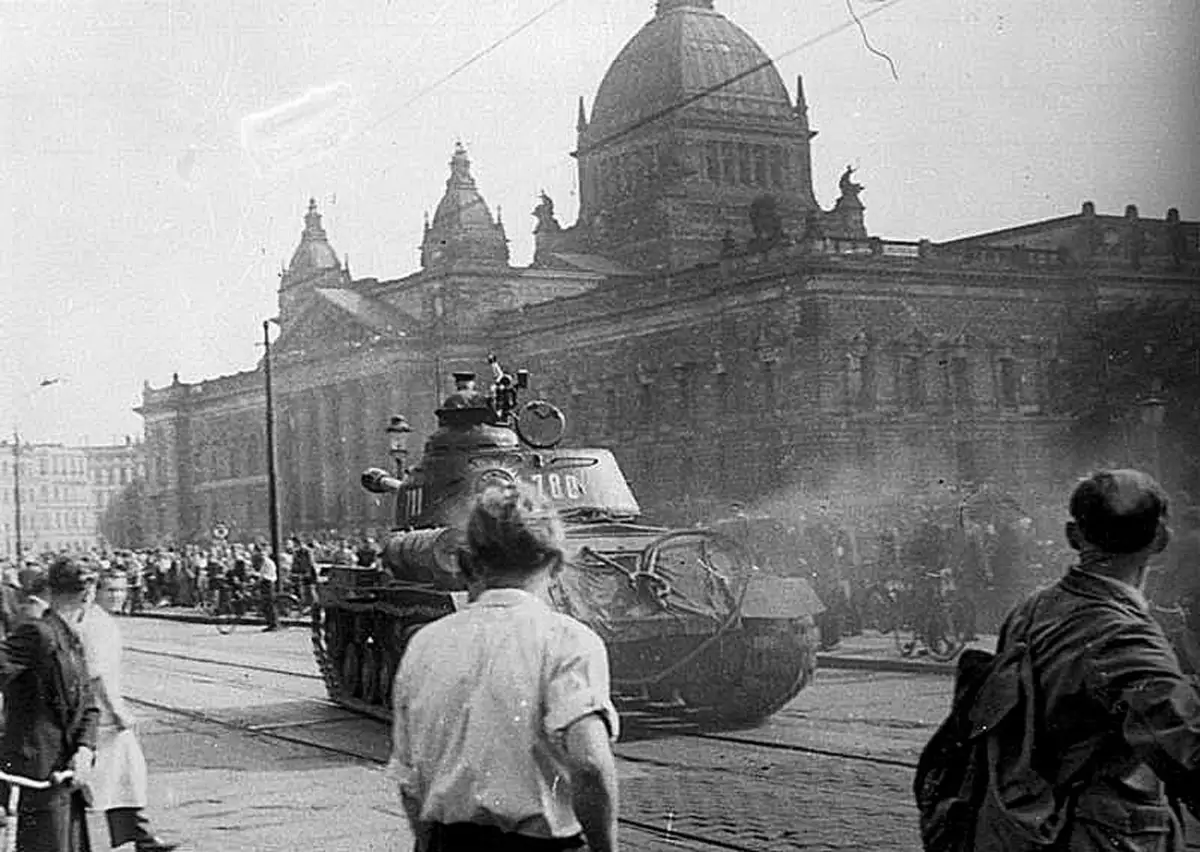 Sovjetisk stridsvogn foran Reichsgericht i Leipzig omgitt av demonstranter under arbeideropprøret 17. juni 1953.