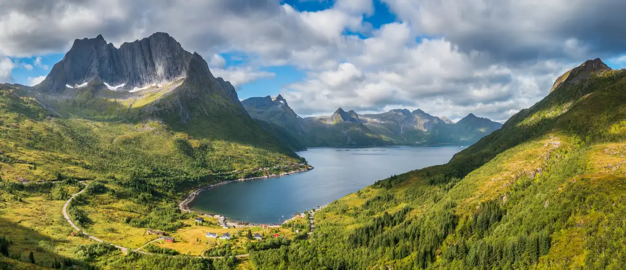 Mefjordbotn innerst i fjorden med Breitinden og Barden som markerte fjell i bakgrunnen.