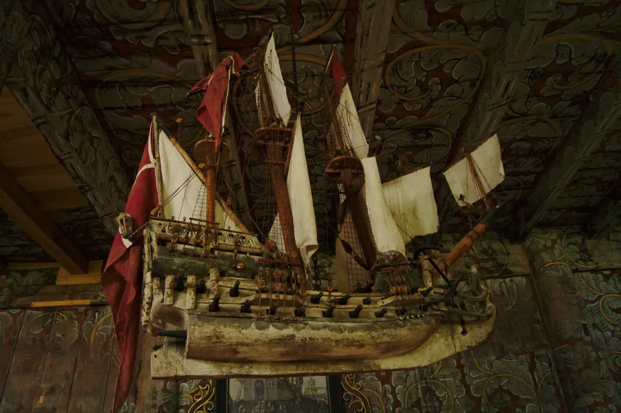 Modellskip som henger under det dekorerte taket i Kvernes stavkirke på Averøya