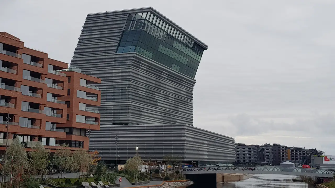 Munchmuseet Lambda sett fra Sørenga med Munchs brygge og kanalen i forgrunnen