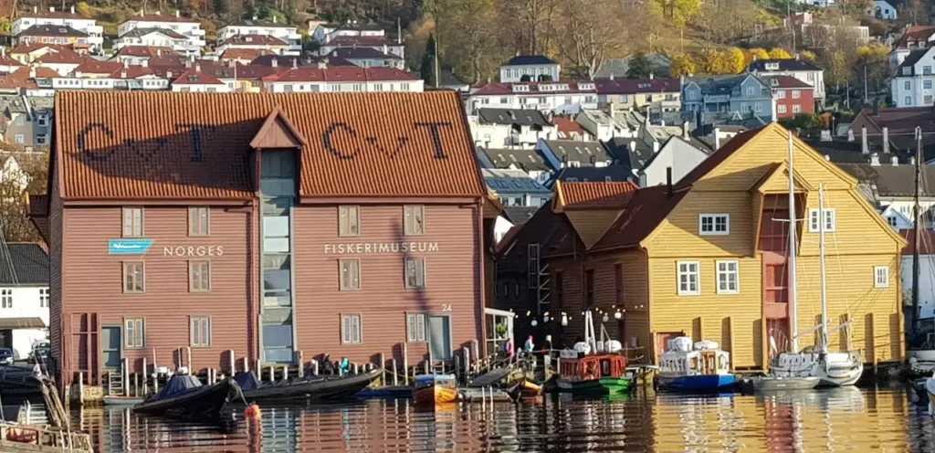 Norges Fiskerimuseum ved sjøen i Bergenhus bydel med båter og sjøboder langs kaien.