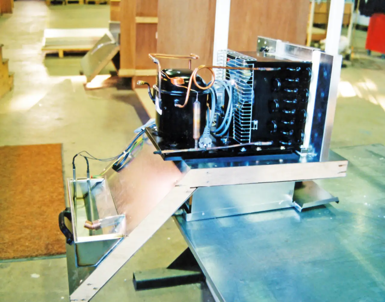 Tidlig maskinpakke fra Norild i treverk, bygget som komplett kjøleenhet til melkeskap på 1990-tallet