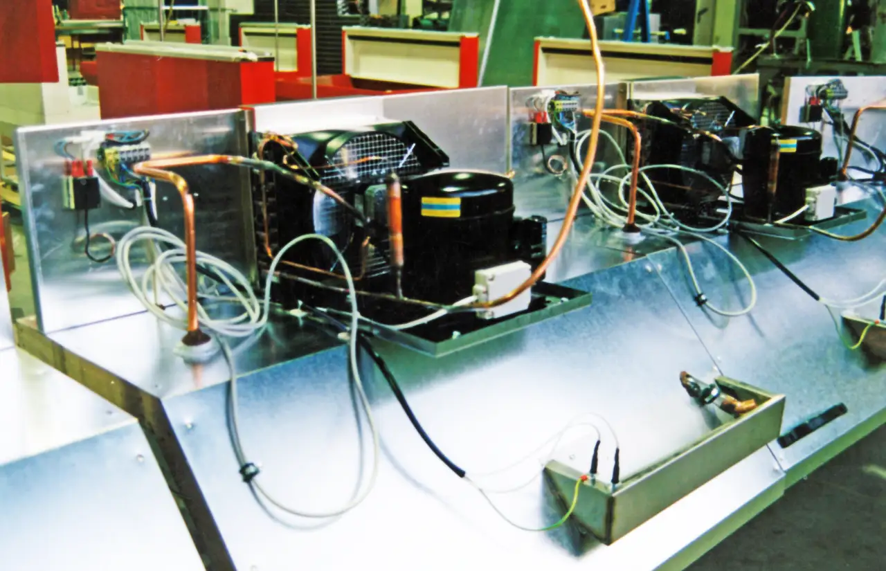 Maskinpakker i PUR-plast under montering hos Norild på 1990-tallet, brukt i plug-in-disker og Tine melkeskap