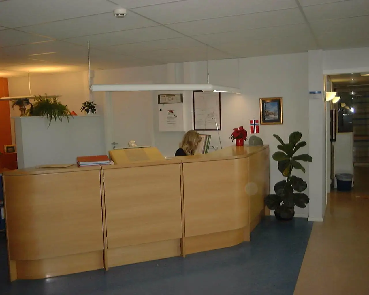Norilds resepsjon og kontorfløy rundt 2003–2004, med resepsjonsdisk i bøk og arbeidsplass i åpent lys miljø.