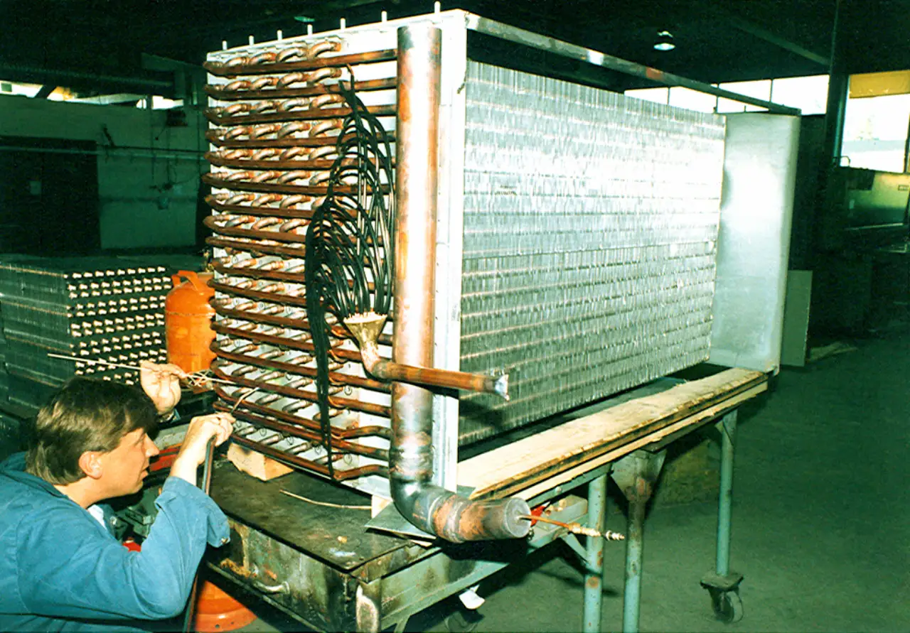 Øyvind Gundersen lodder en stor fordamper på Norild i 1979 etter flyttingen til Vestre Ringvei i Askim