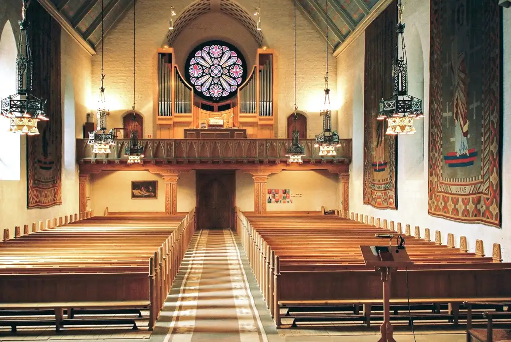 Orgelet og kirkeskipet i Storetveit kirke sett mot galleriet.