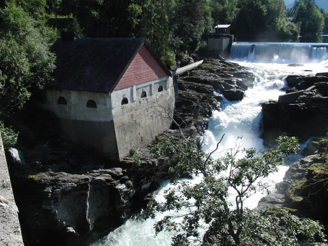 Palmafossen kraftverk ved den kraftige fossen der vatnet pressar seg gjennom berget og vidare nedover elva.