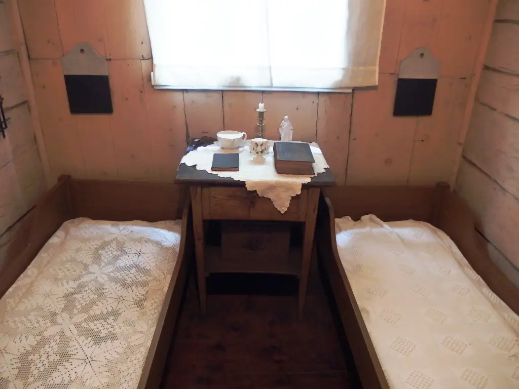 Lepramuseet St. Jørgens Hospital pasientrom med to senger og bord
