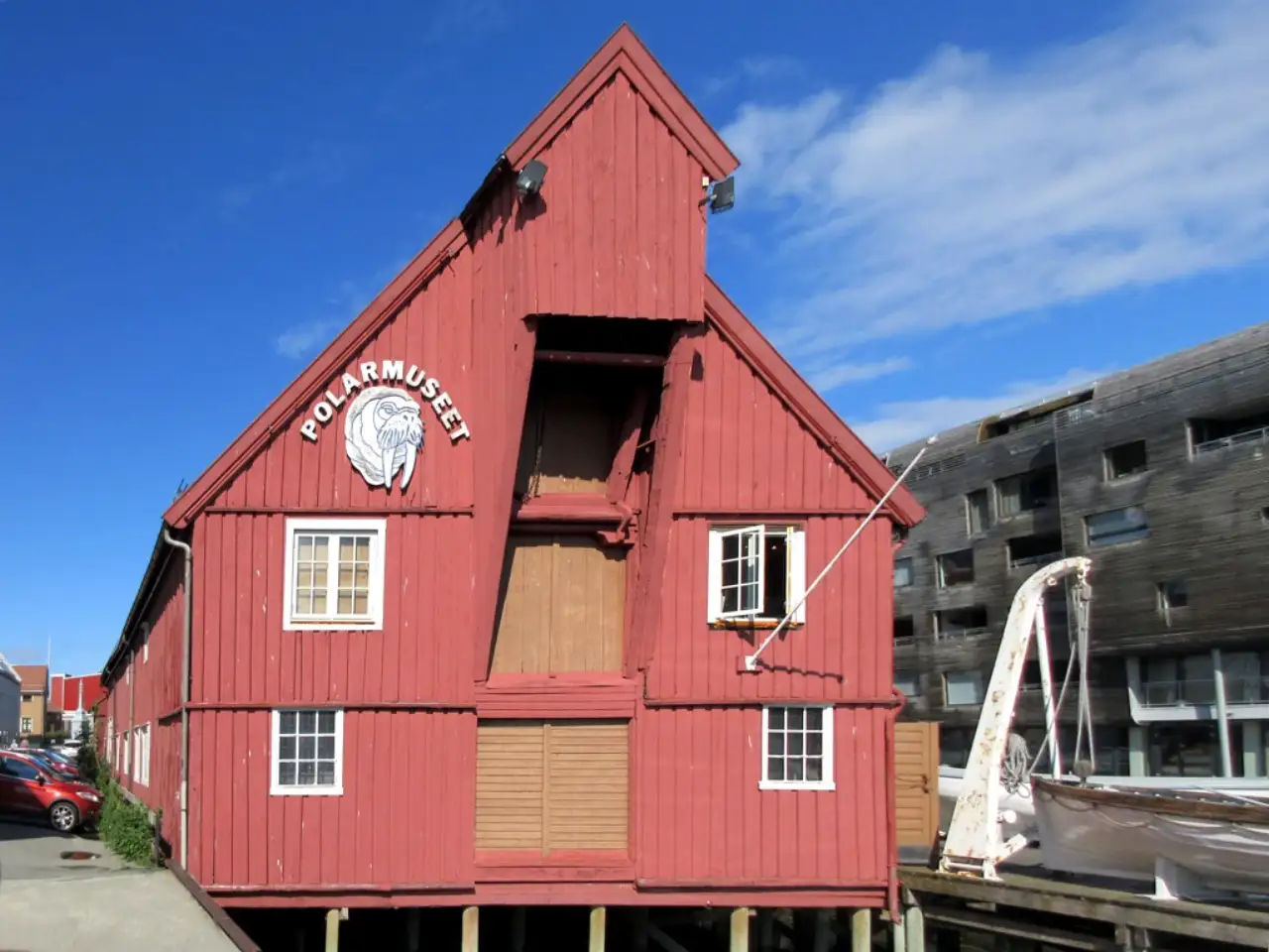 Polarmuseet i Tromsø som ligger i et rødmalt pakkhus på påler ved havna.