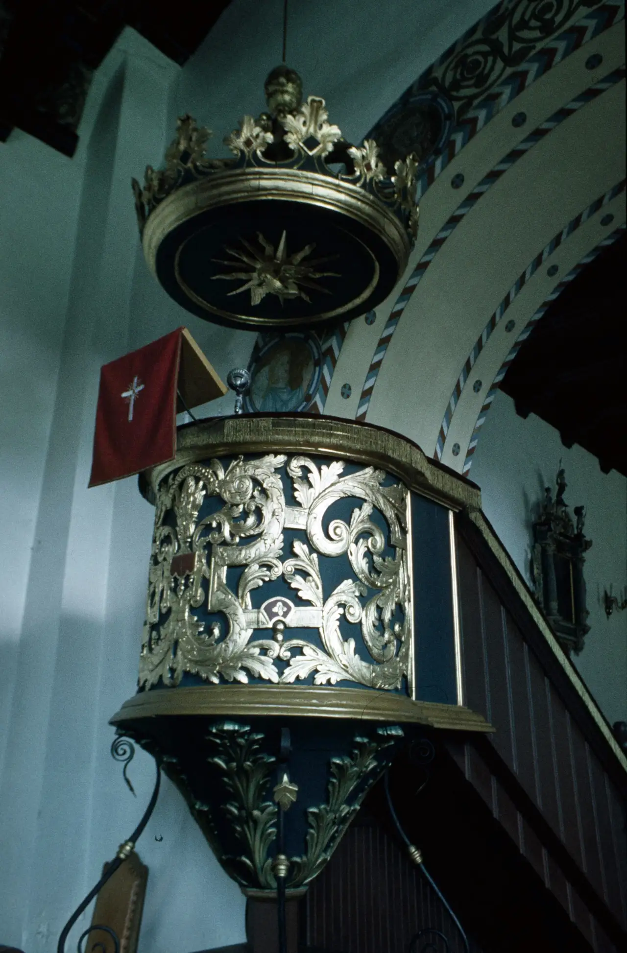 Prekestolen i Trøgstad kirke med utskåret akantus og prekestolhimmel