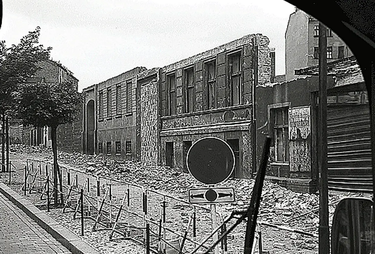 Arbeidere river bygninger langs Bernauer Straße i Berlin for å lage plass til muren og dødsstripen.