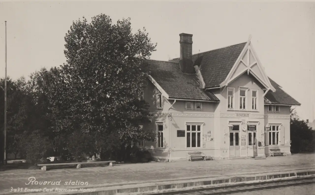 Roverud stasjon rundt 1920 med sveitserstil, perrong og stasjonsbygning langs Solørbanen.