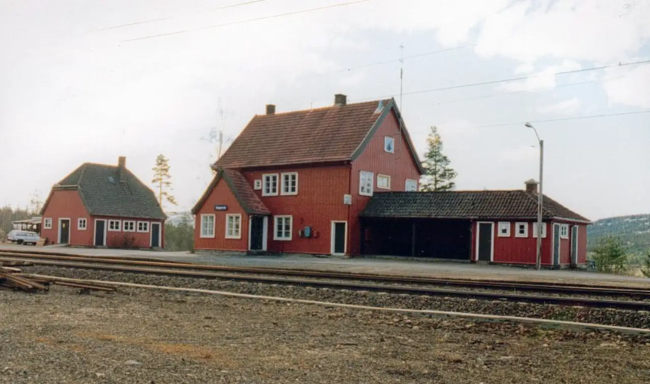 Saggrenda stasjon med røde trebygninger ved sporene på Sørlandsbanen i Kongsberg.