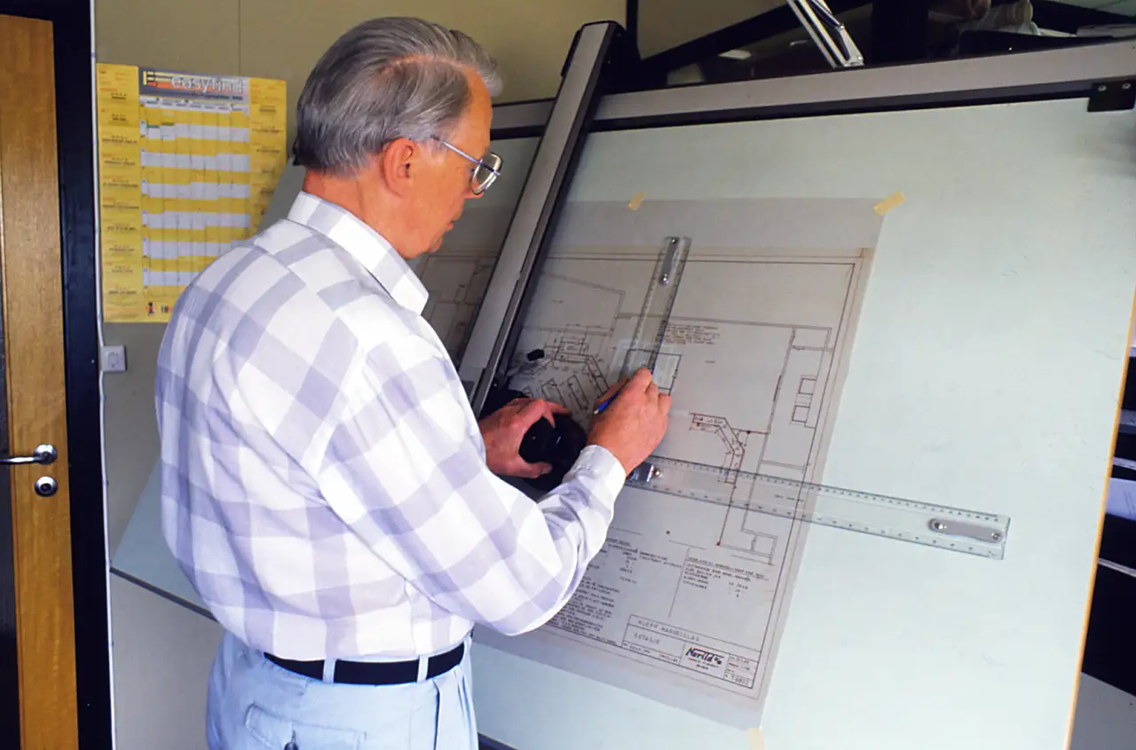 Odd Aas tegner butikkplaner for Norild på tegnebordet i Askim etter 1978