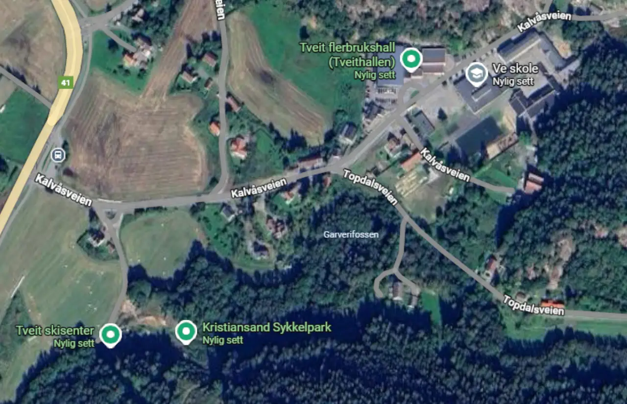 Oversikt over Ve skole og nærliggende idrettsanlegg i Tveit.