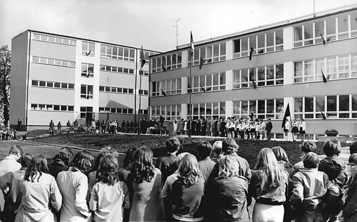 Elever står samlet foran den nye Polytechnische Oberschule i Erfurt under en skoleappell i 1972.