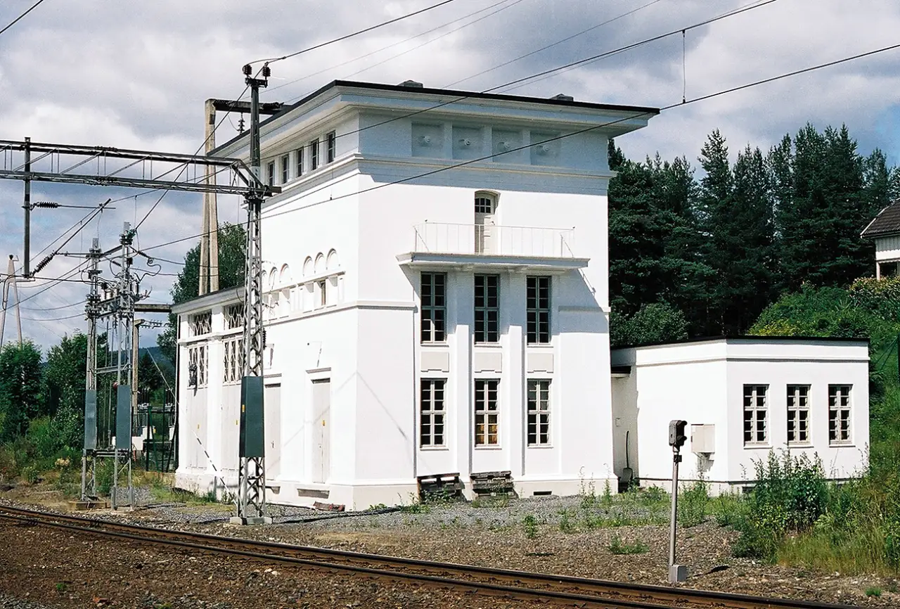 Skollenborg transformatorstasjon fra 1926 fotografert ved jernbanesporet i Kongsberg.