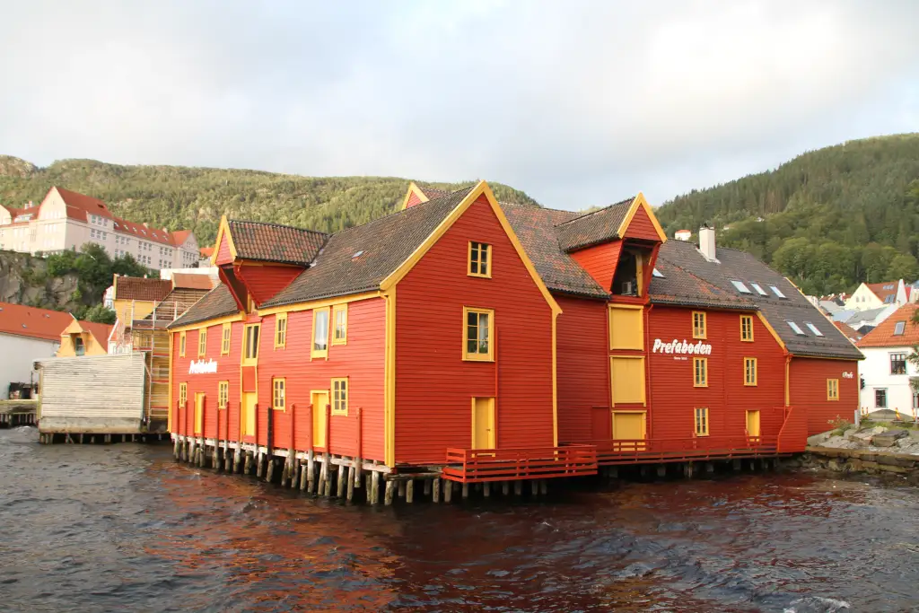 Skuteviksboder på påler langs sjøen i Skuteviken i Bergen.