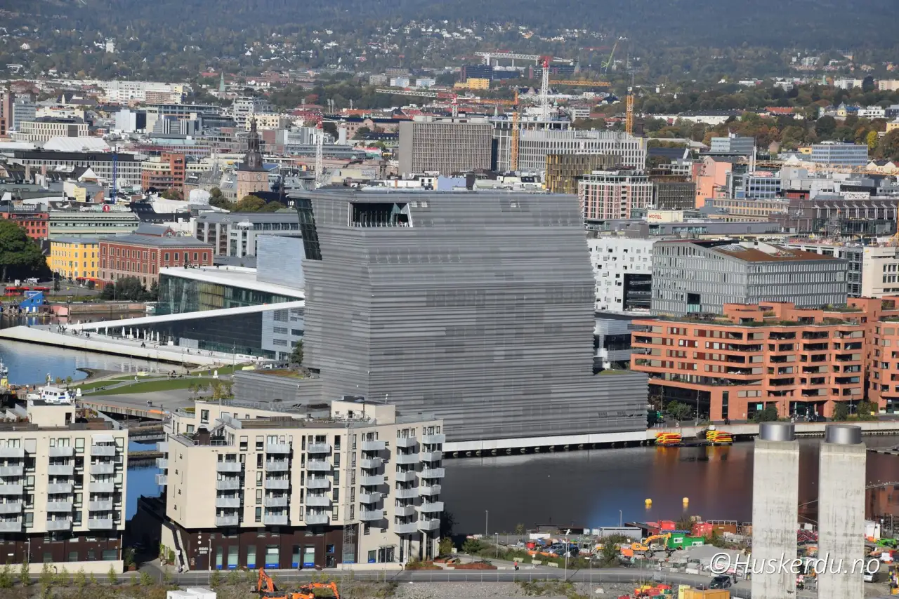 Munchmuseet i Bjørvika sett fra Sørenga med fjorden og boliger i forgrunnen