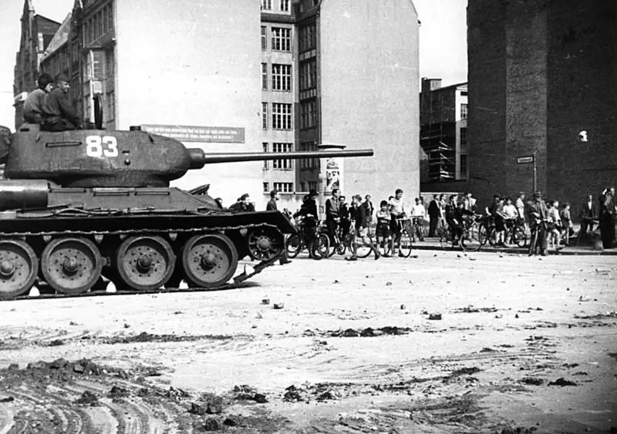 Sovjetisk T-34 stridsvogn i en gate i Berlin omgitt av sivile under arbeideropprøret 17. juni 1953.