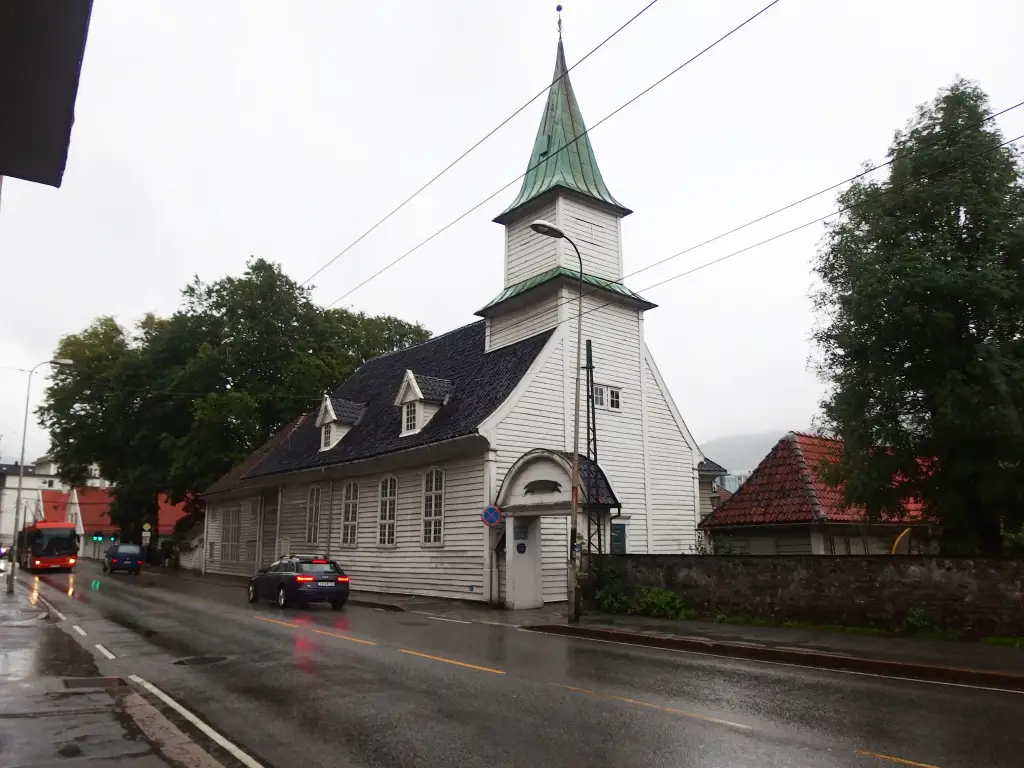 St. Jørgens kirke ved Lepramuseet i Bergen sett fra gaten.