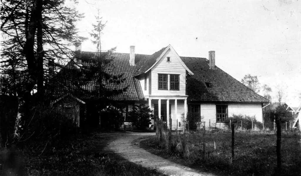 Stend hovedgård i Fana før restaureringen med grusvei og hovedbygning i forgrunnen.