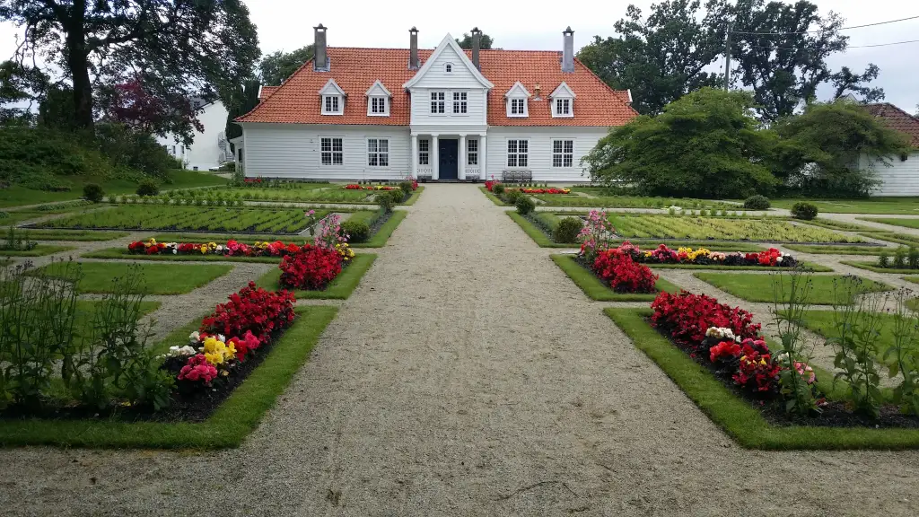 Stend hovedgård i Fana med hageanlegg og grusgang foran hovedbygningen.