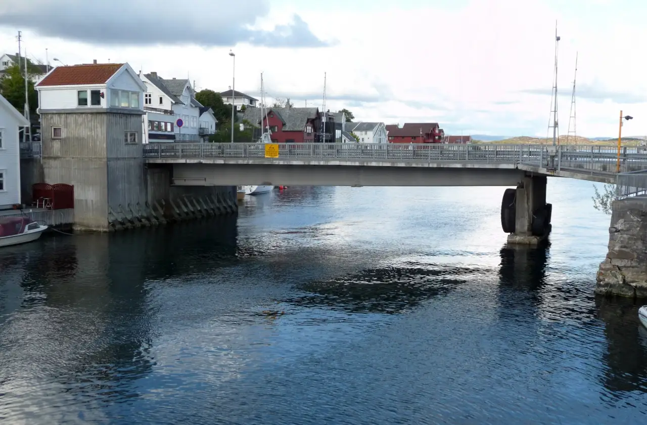 Strømsund bru i Kopervik med sundet og boligområdene rundt.