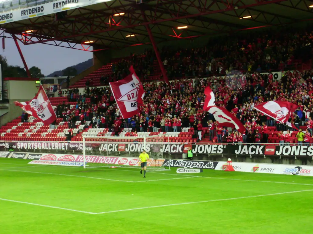 Supportere med røde og hvite flagg fyller Frydenbø-tribunen på Brann stadion under 2–0-seier i UEFA Cup.