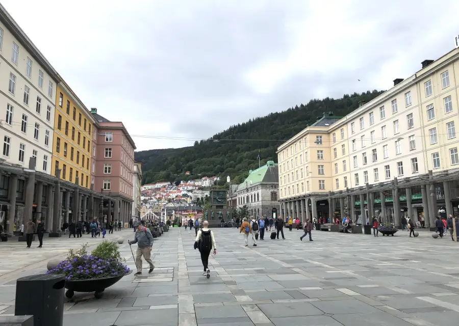 Torgallmenningen i Bergen sentrum med folk som går mellom bygningene.