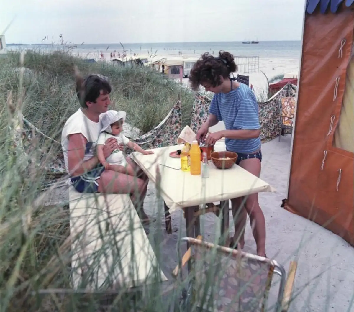 Familie på camping ved Darß med telt, sanddyner og utsikt over Østersjøen.