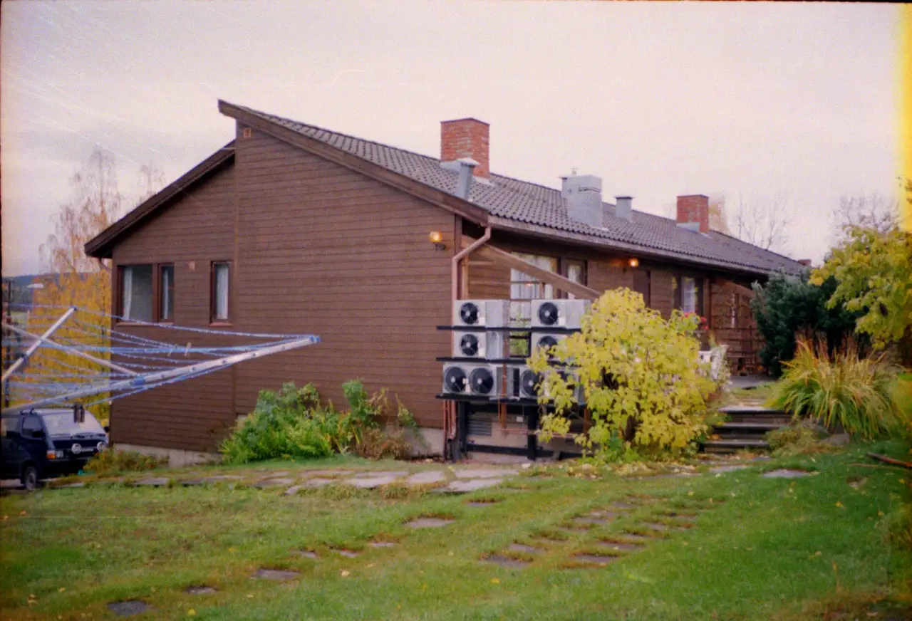 Privat hus i Bærum med utekondensatorer montert på leveggen ved terrassen på 1960-tallet