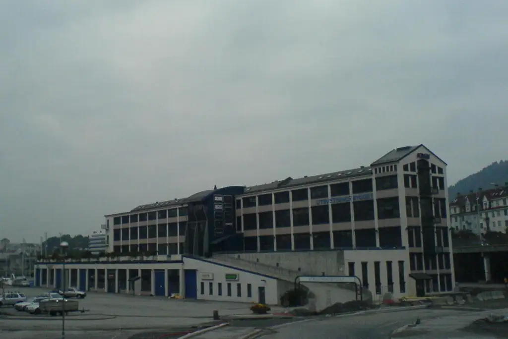 Solheimsviken med Utrustningsbygget ved sjøkanten i Bergen.