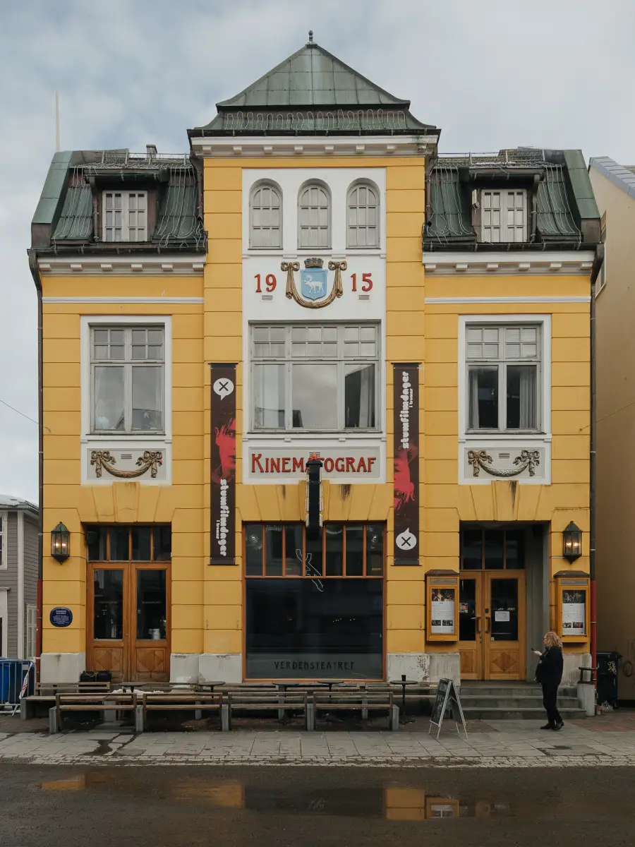 Verdensteatret i Storgata i Tromsø med gul fasade og inngangsparti vendt mot gata.
