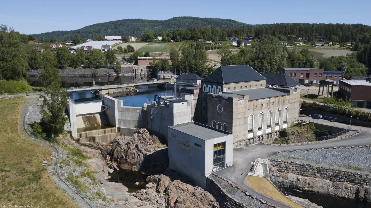 Vittingfoss kraftverk i Hvittingfoss med kraftstasjon, sluseanlegg og Numedalslågen sett fra luften.