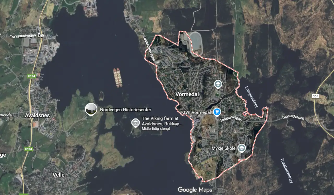 Satellittoversikt over Vormedal mellom Karmsundet og Longavatnet.