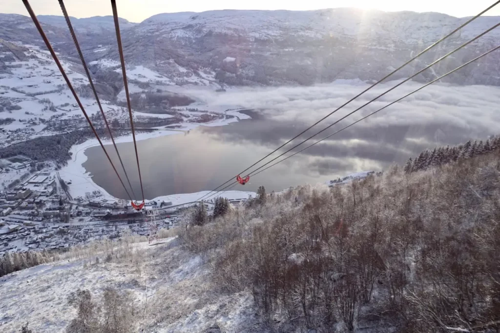 Voss Gondol med utsikt over Vossevangen og Vangsvatnet en vinterdag.