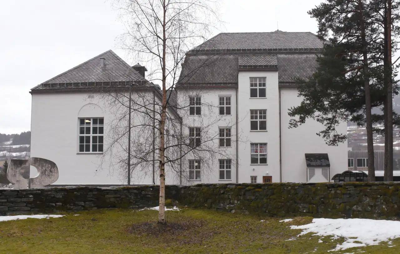 Voss gymnas som ligg sentralt på Vossevangen med hovudbygget vendt mot det opne området rundt skulen.