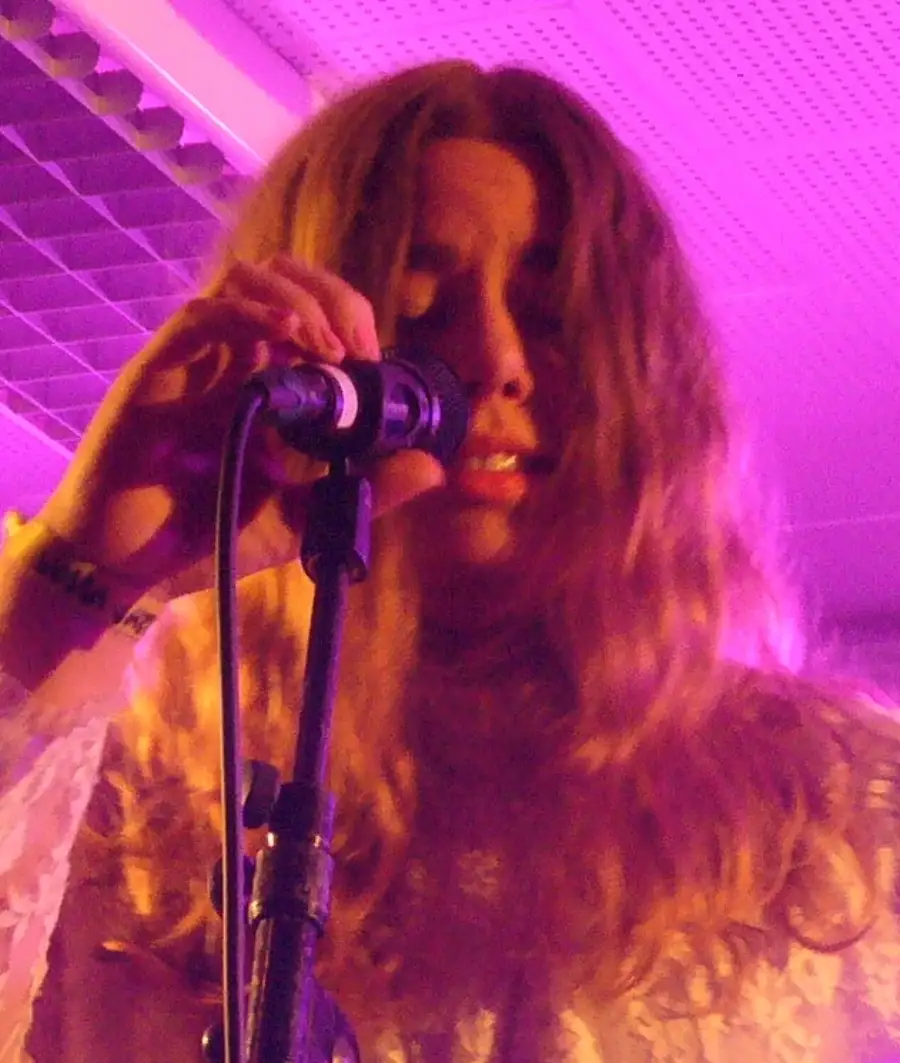 Natalie Sandtorv syng på ei av scenene under Vossajazz i 2014 med god stemning.