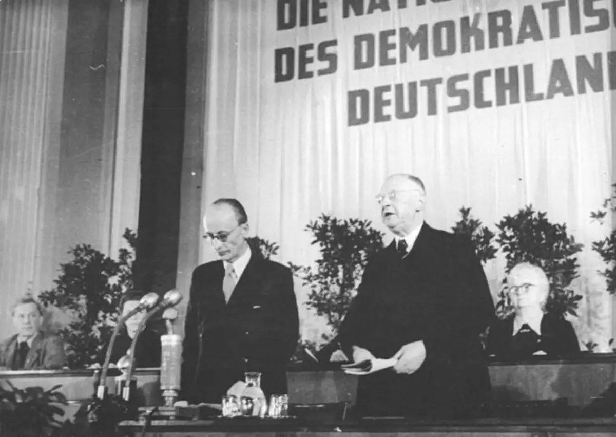 Wilhelm Pieck og Otto Grotewohl under seremonien i Volkskammer da DDR ble opprettet 7. oktober 1949.